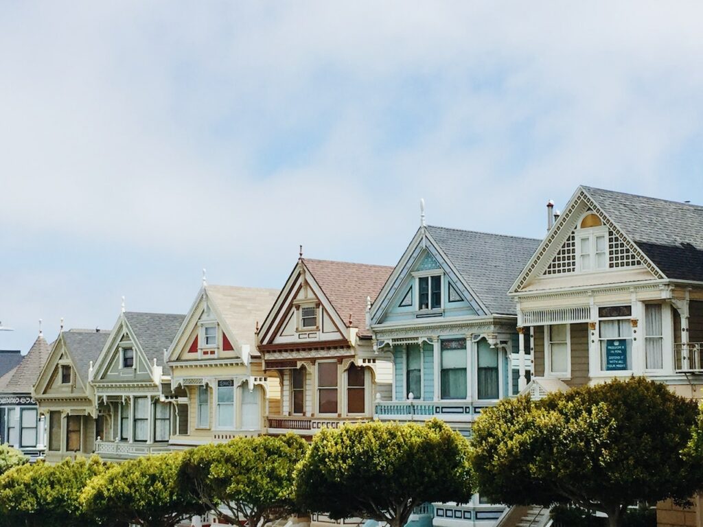 カリフォルニアの不動産市場を徹底解説。住宅価格、賃貸市場、投資のチャンスなど、カリフォルニア州全域の不動産トレンドや予測について最新情報を提供します。ロサンゼルス、サンフランシスコ、サンディエゴなどの地域別の市場分析も充実。不動産に関する知識を深めて、賢い住宅購入や投資の判断をサポートします。